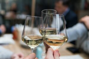 Tres personas brindando con copas de vino