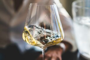 Copa de vino blanco fría sobre una mesa