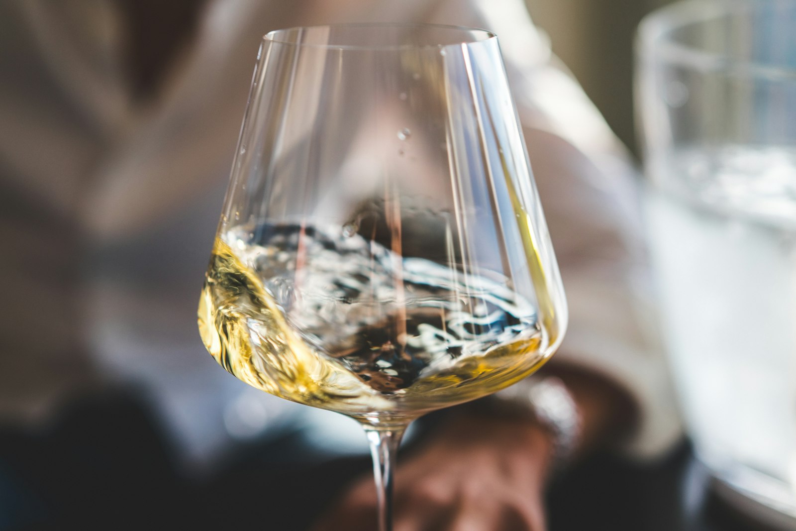 Copa de vino blanco fría sobre una mesa